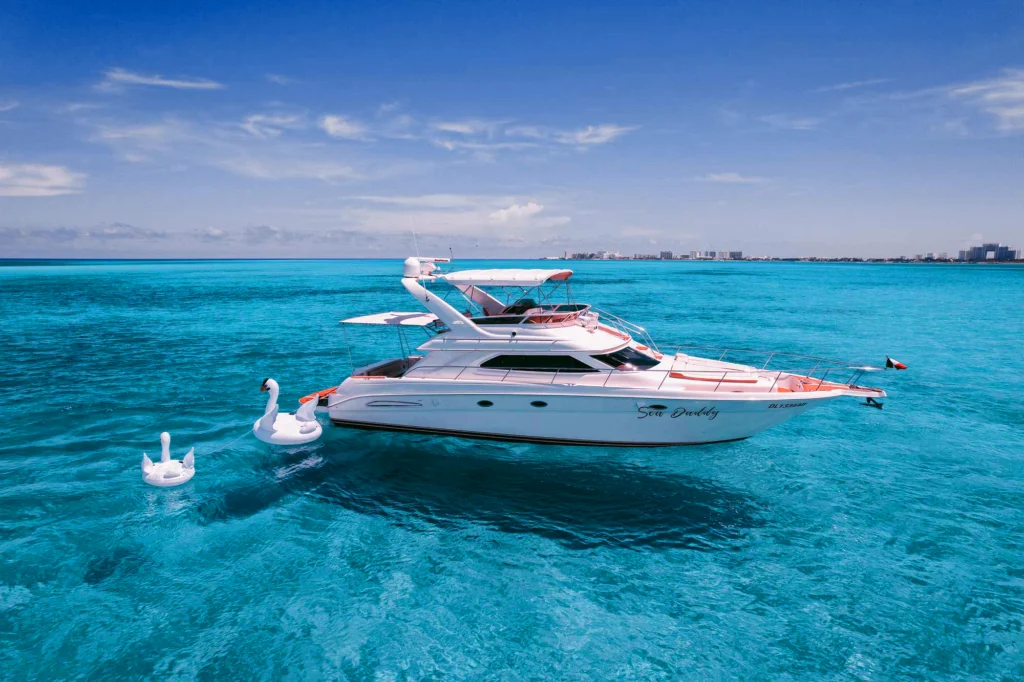 The "Sea Daddy" is sparkeling on the turquoise waters in Cancun